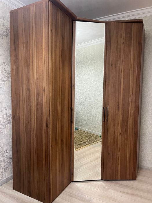 Шкаф угловой с зеркалом