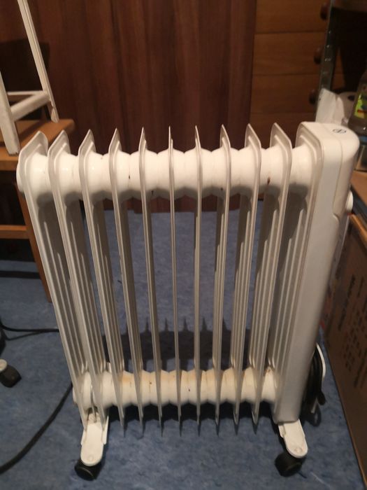 Vând două Calorifere electrictrice cu ulei Heinner și Equation , 2500