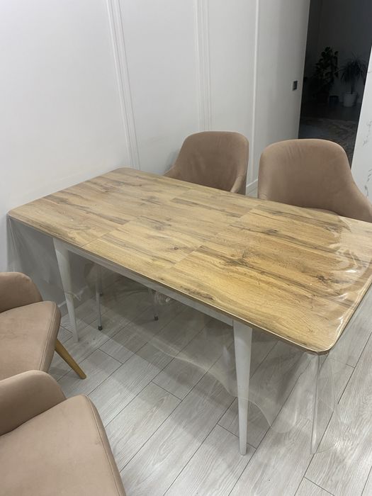 Стол и стулия хорошого качества