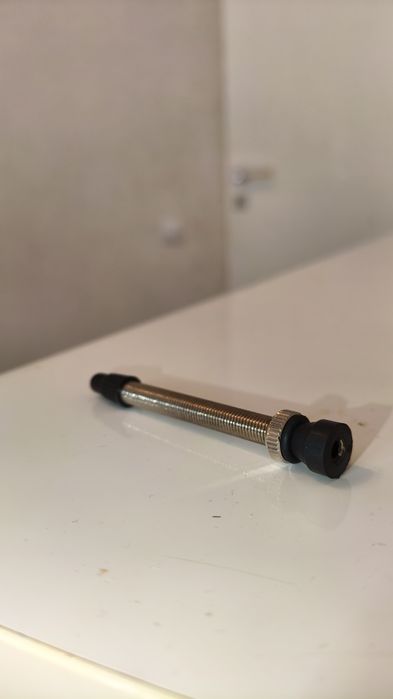 Ниппель на бескамерных колес