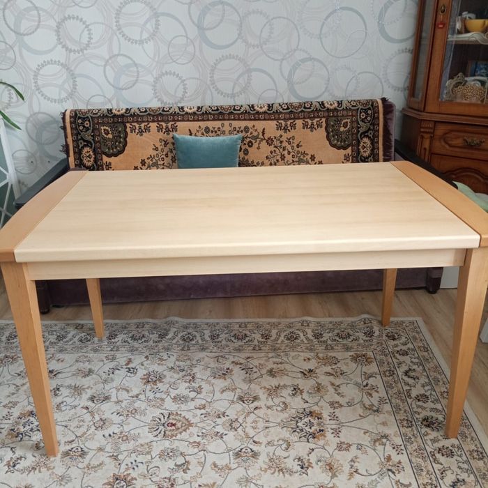 Продам стол обеденный дубовый.