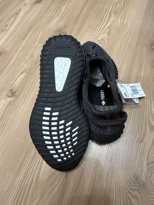Yeezy 350 noi cu etichete