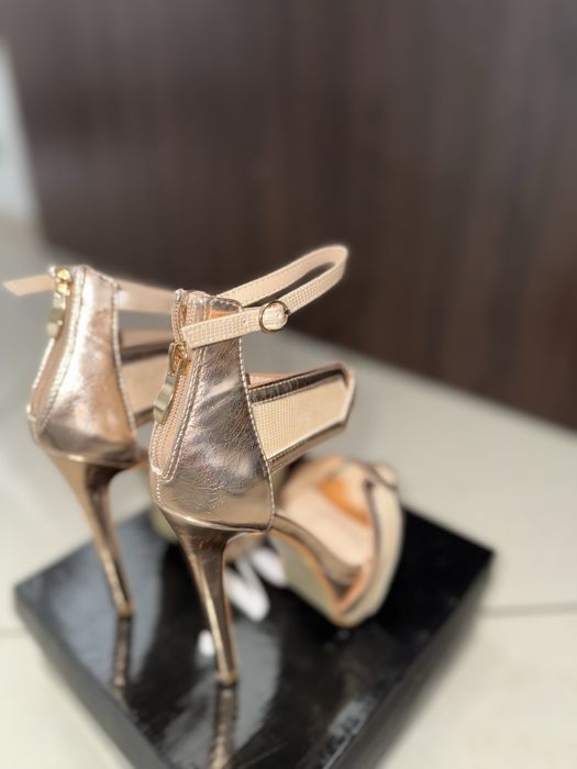 Sandale cu toc mărimea 36