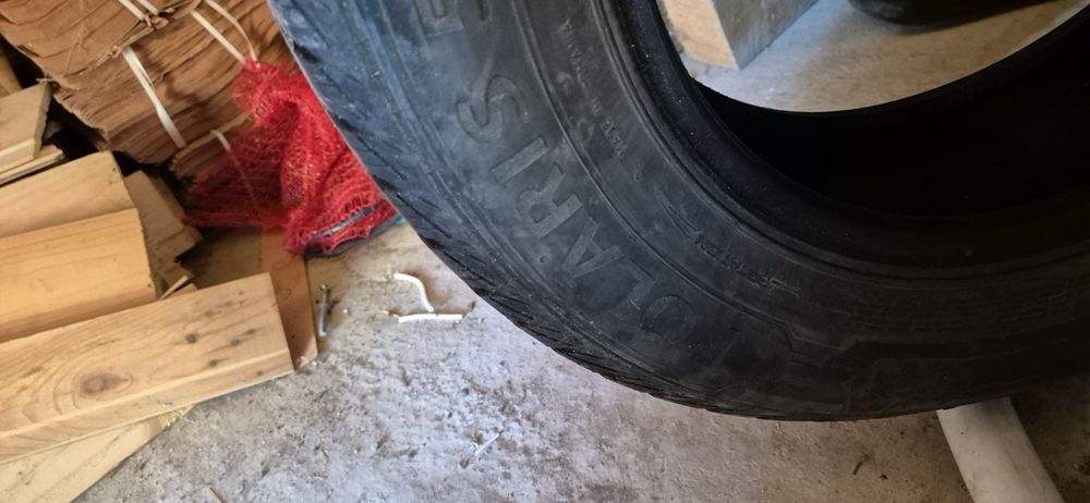 Vând cauciucuri polaris