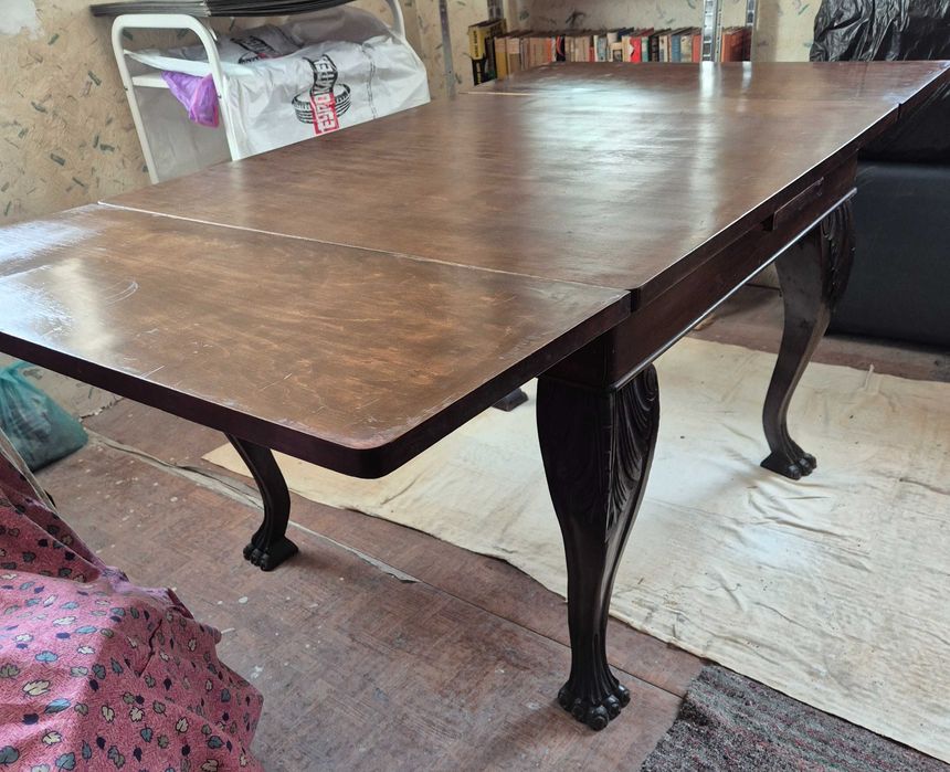 Старинна маса с резбовани крака