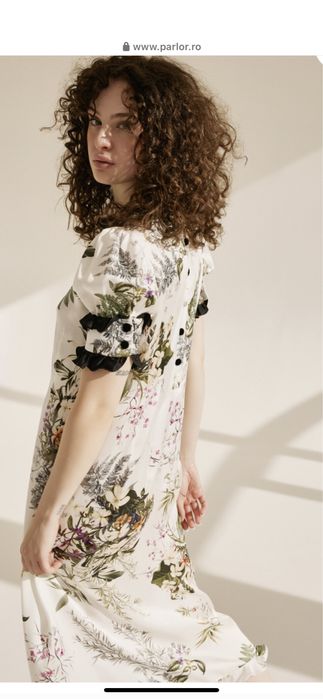 Vand rochita marca Parlor