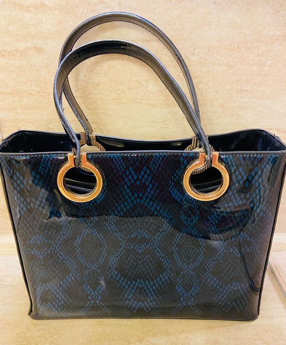 Шикозна Дамска чанта ( лачена) ...