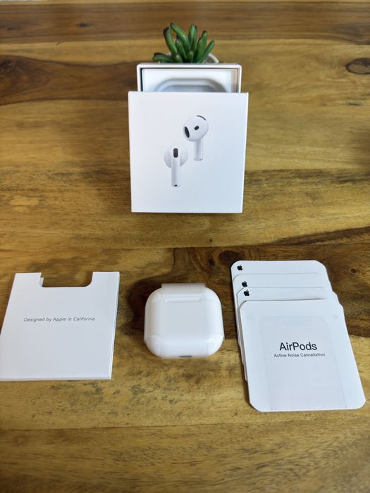 • Husa + cablu • Airpods 4 ANC sigilate