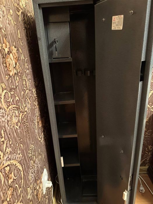 Продам сейф (высота 130см)