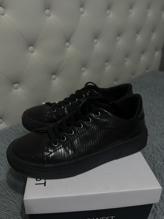 Черные кроссовки