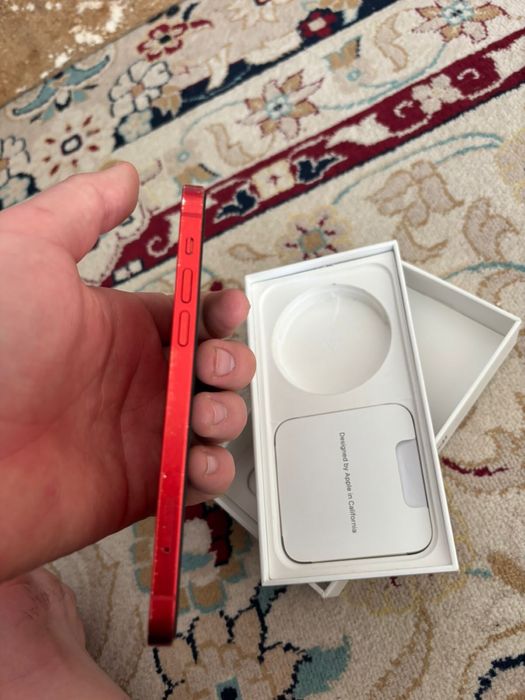 Iphone 12 красни