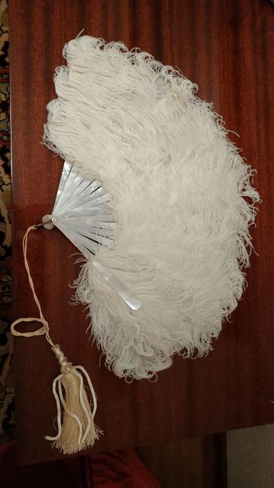 Старинный веер из страусиных перьев, перламутра