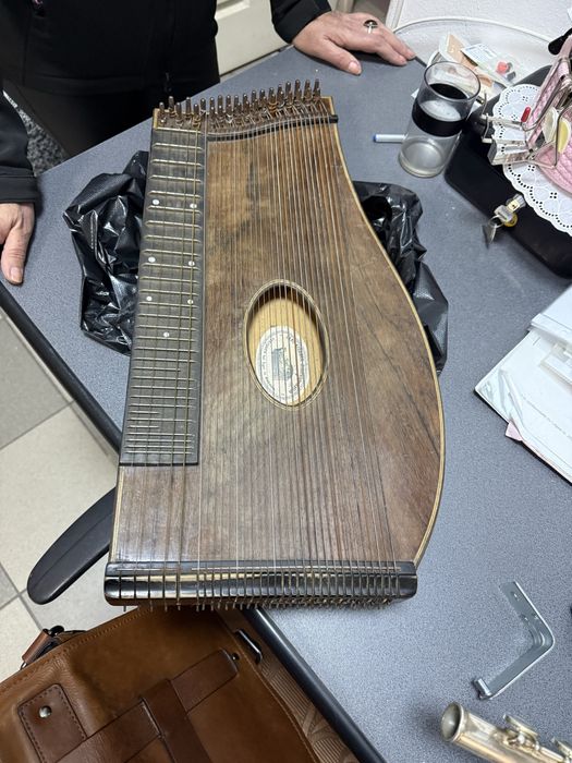 Țitera este un instrument muzical cu coarde ciupite.
