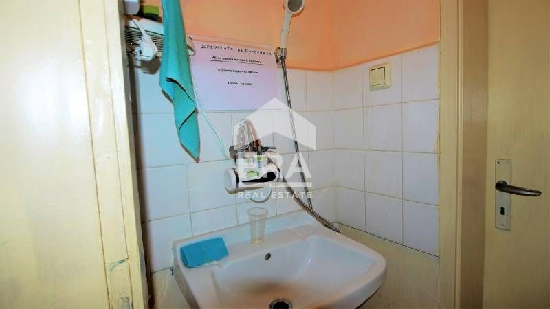 Партерен офис под наем, с лице 5 м, в тухлена жилищна сграда, в района