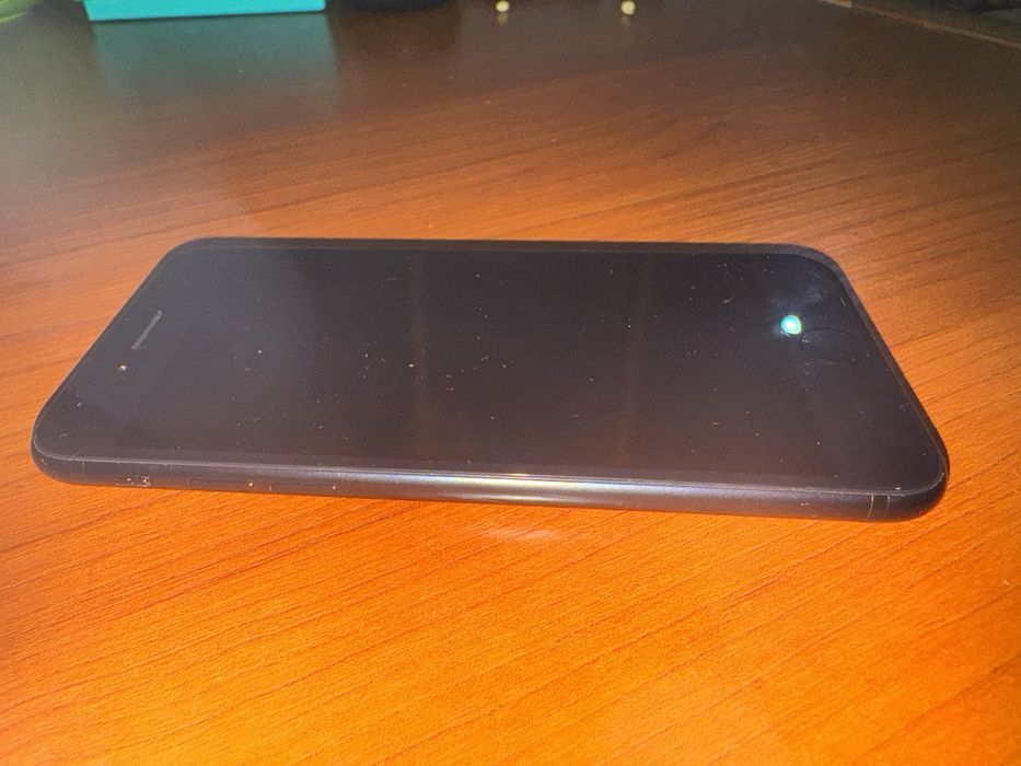 Продам iPhone SE