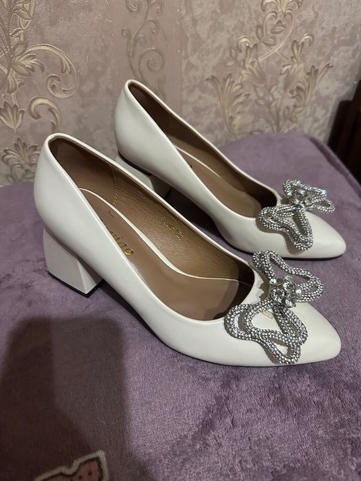 Продам белые туфли