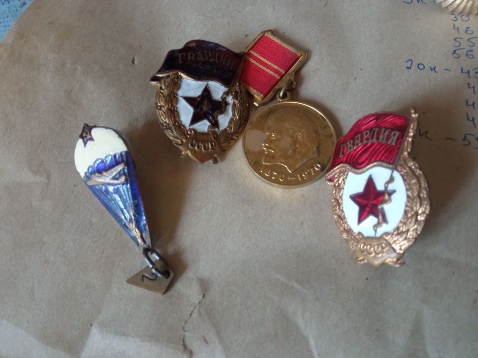 Значки военные.  .