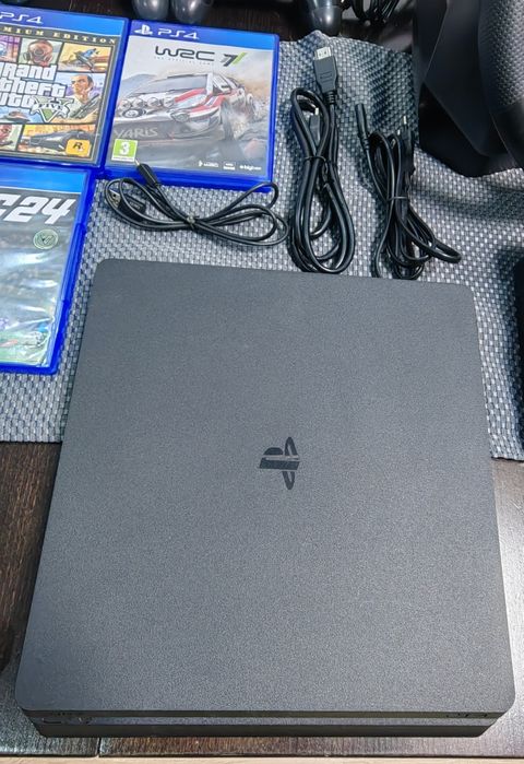 Playstation 4 с игри и джойстици