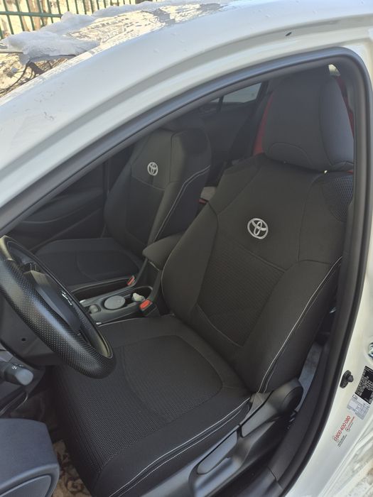 Huse auto Toyota Corolla sedan si Cross, Yaris Cross