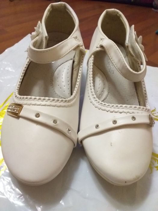 Девочковые белые туфли.