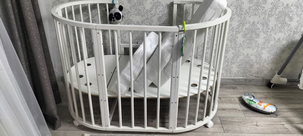 Продам кроватку детскую транформер с матрасом и бортиками.