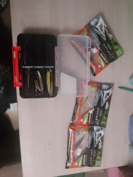 Продаю сумку контейнер и приманки для рыбалки