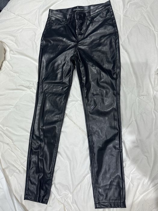 Черни панталони от еко  кожа Guess