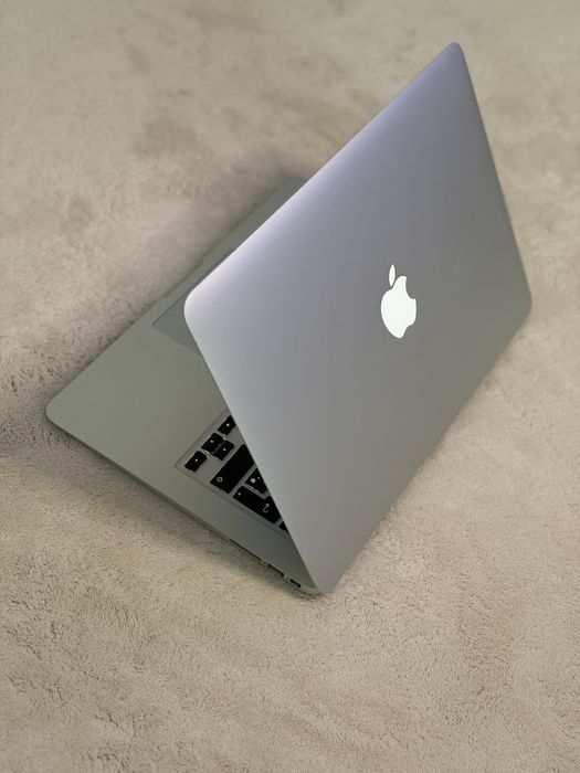 Macbook Air 13 inch SSD 256 , 8GB Ram, i5 baterie in stare excelenta !