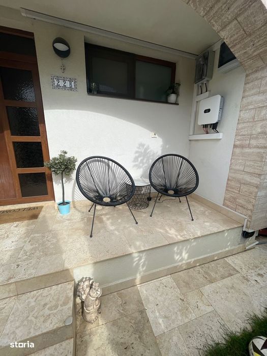 Casă modernă tip triplex, unitate de capăt
