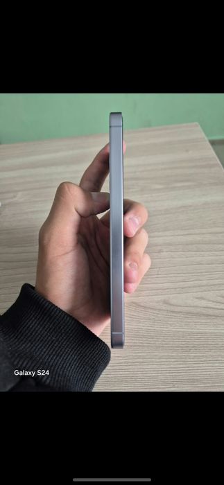 Samsung s24 в голубом цвете