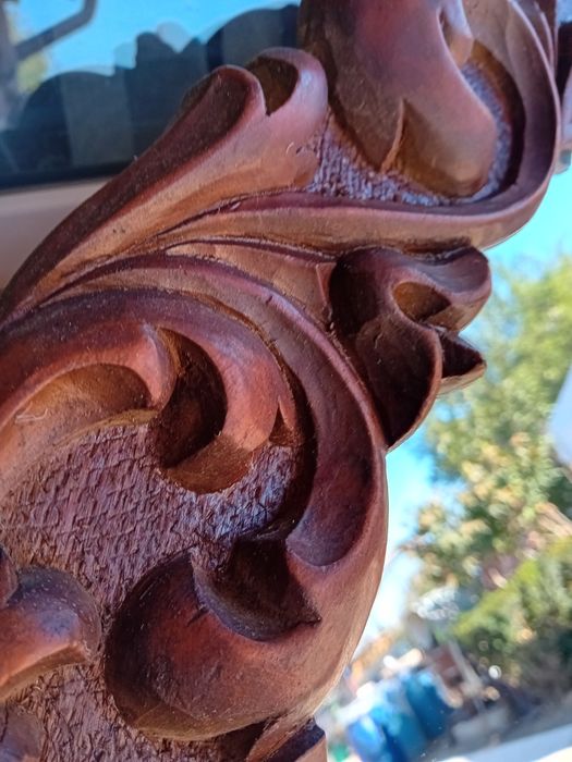 Oglinda cu ramă sculptată în lemn