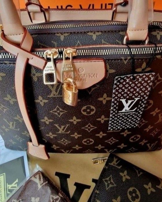Set Louis Vuitton 3 articole(geanta +esarfa +portofel),saculet, etiche