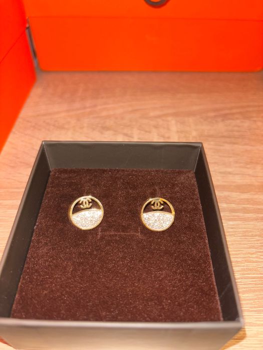 Accesoriu nou - cercei Chanel