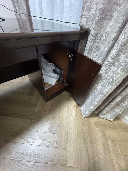 Стол компьютерный и шкаф