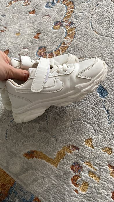 Кроссовки белые