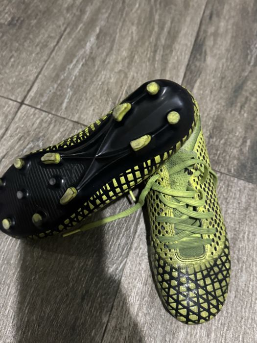 Футболни обувки стоножки и бутони