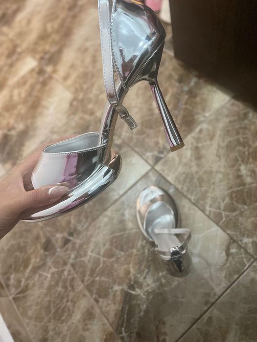 Сребристи сандали