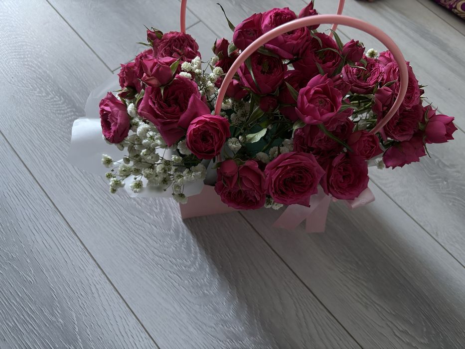 Кустовые розы в корзине
