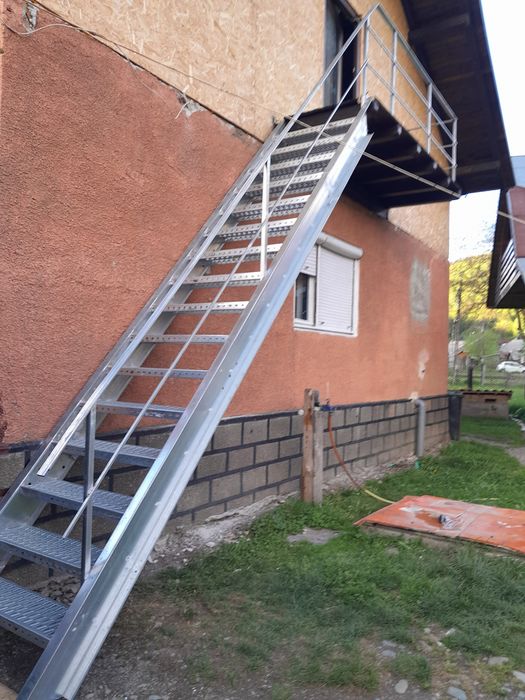 Scări metalice galvanizate la orice demisiune asiguram transport ori unde in tara mai multe detalii la Nr