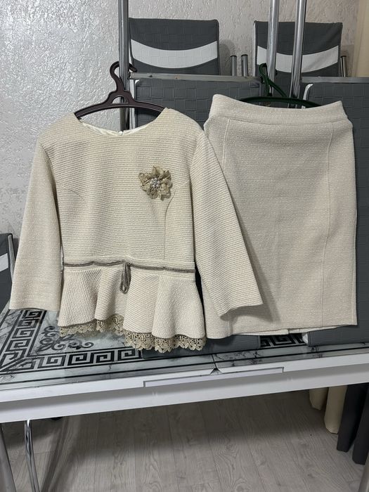 Костюмы офисные.