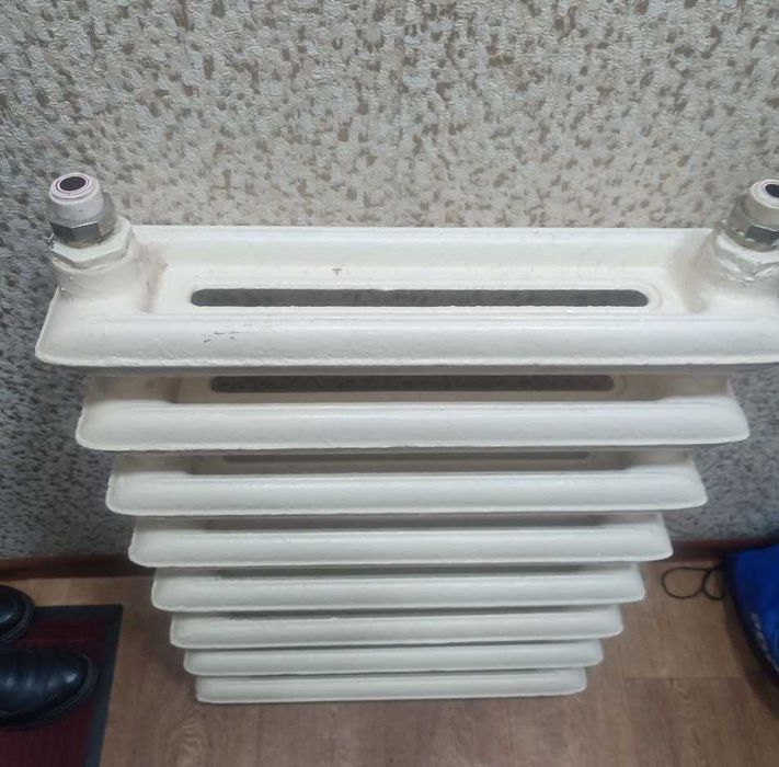 Батарея радиатор 8 секций. 1 не работает. отдаю срочно