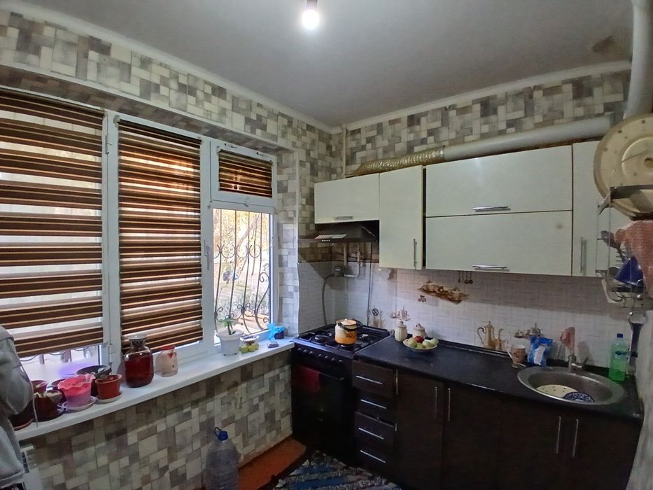 Навоий шахар А. Темур 40 дан 1этаж 3 хонали квартира сотилади.