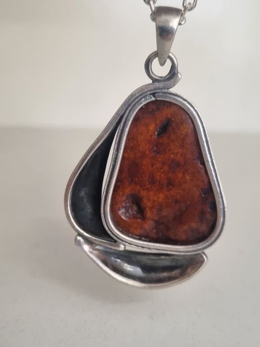 Масивен стар сребърен медальон 925 проба с натурален балтийски кехлиба