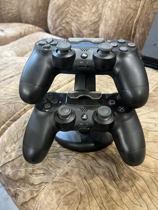 Продавам като нов Ps4