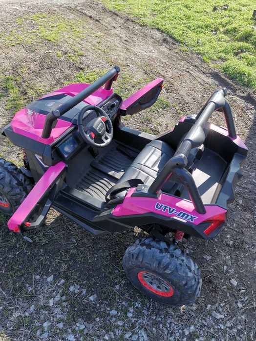 Акумулаторен джип  с два  кумулатора по 12 волта.