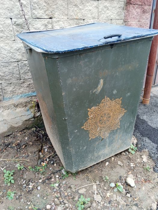 Железный мусорный бак
