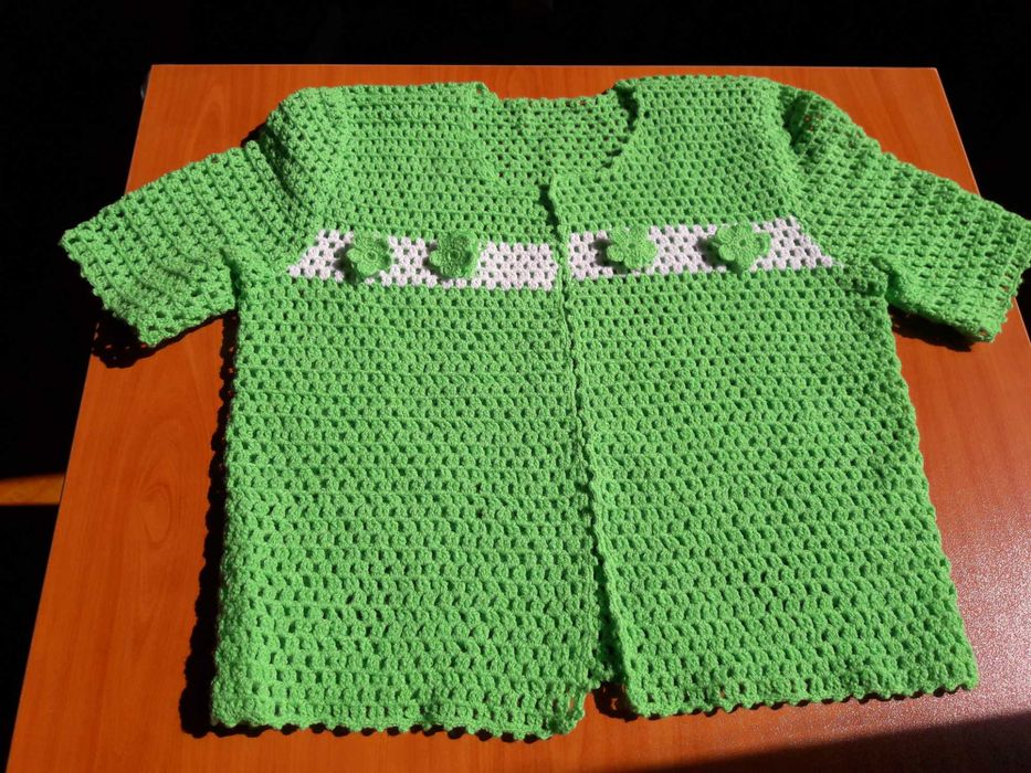 Жилетка ръчно плетена на една кука.