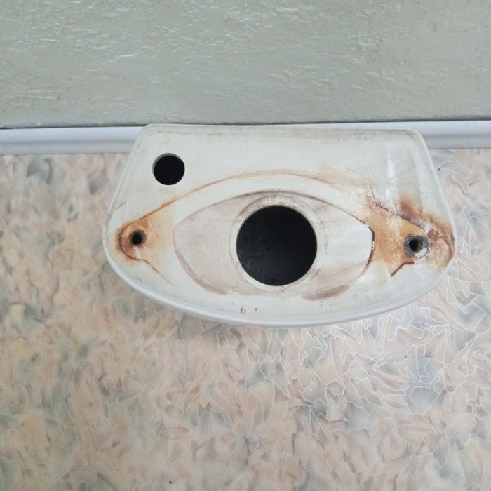 Бак для унитаза,крышка с креплением