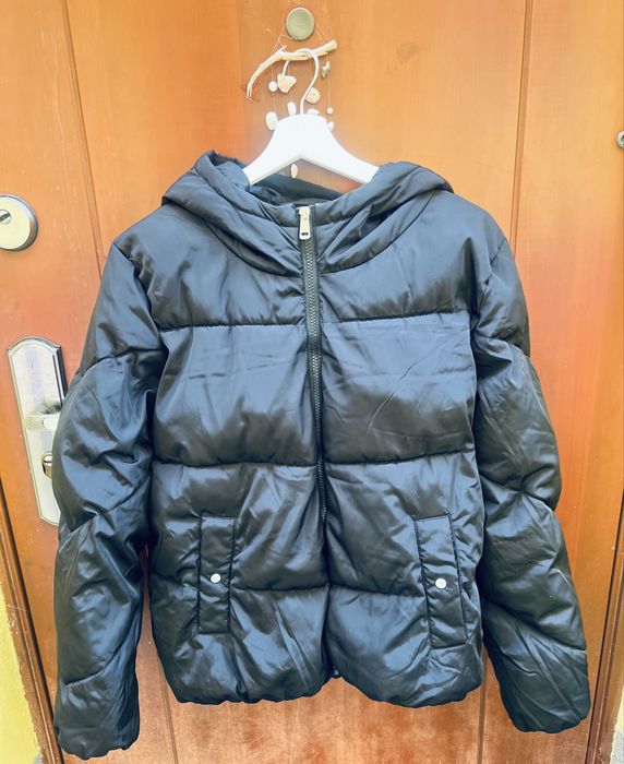 Geacă scurtă de iarnă cu glugă fixă