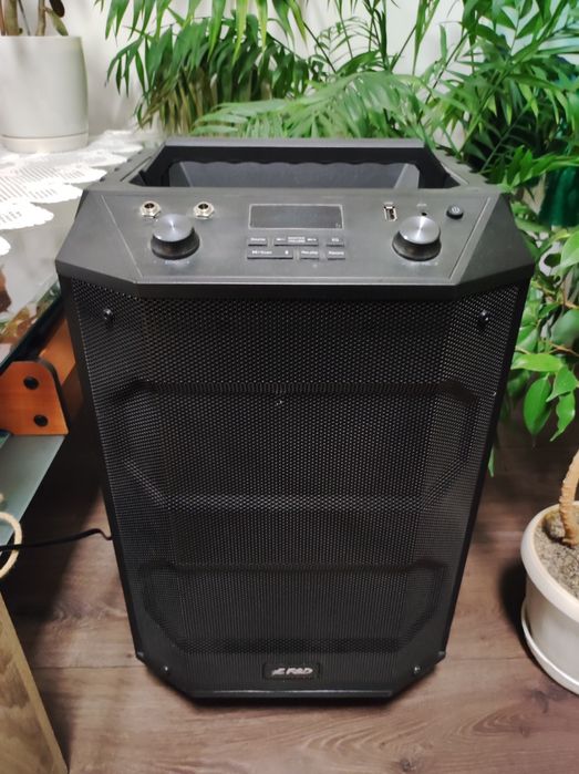 Продавам микрофон и дистанционно  за парти караоке Bluetooth тонколона